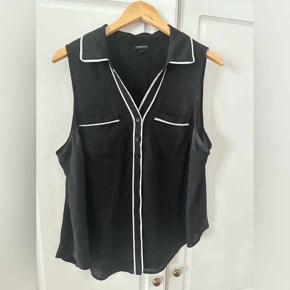 Torrid Sleeveless Button Down - Picture 1 of 2